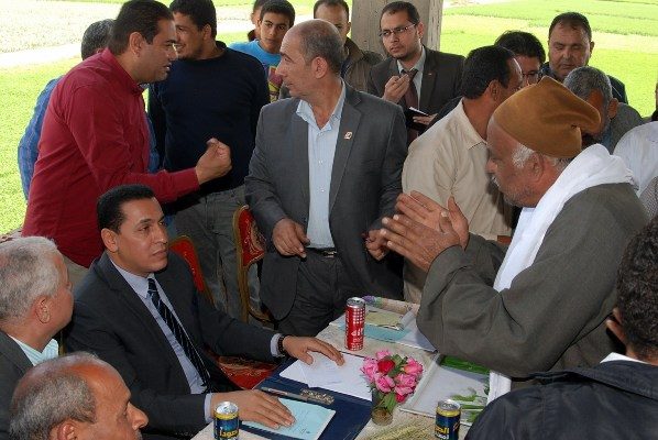 محافظ الشرقية : توزيع 20 بطارية أرانب على مزارعي كفر موسى عمران بالزقازيق 1 10494678_824414030979661_5328566423385960697_n