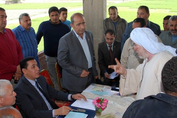 محافظ الشرقية : توزيع 20 بطارية أرانب على مزارعي كفر موسى عمران بالزقازيق 3 11026299_824413860979678_813543484929379772_n