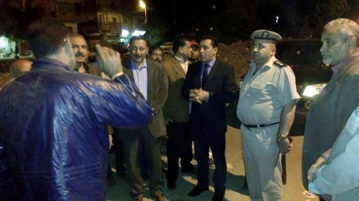 شاهد .. جولة ليلية مفاجئة لمحافظ الشرقية بشوارع الزقازيق 1 11110767_824103574344040_5542875295389006030_n