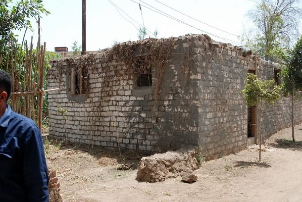 شاهد .. محافظ الشرقية يزيل مبنى مقام بالمخالفة على أملاك الدولة بكفر الحلبى بالزقازيق 2 11150841_825013027586428_2036097660477147565_n