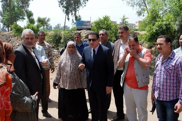 شاهد .. محافظ الشرقية يزيل مبنى مقام بالمخالفة على أملاك الدولة بكفر الحلبى بالزقازيق 3 11181814_825012794253118_7124377036503527090_n