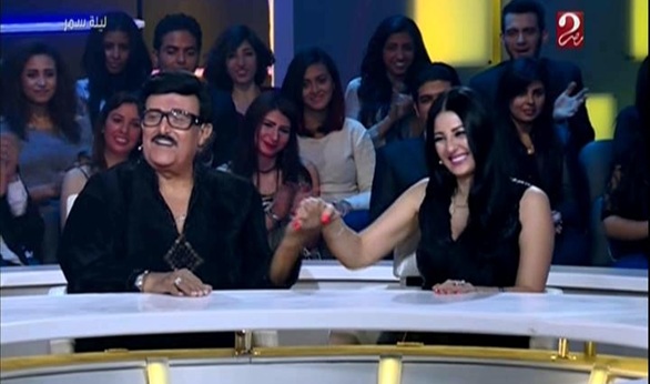 بالفيديو .. شاهد رد فعل صافيناز بعد طلب سمير غانم تقبيلها 1 12
