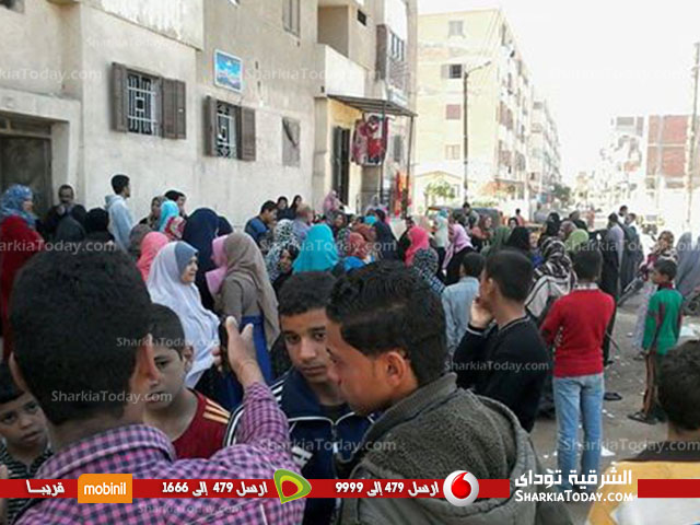 شاهد.. تجمهر أهالى قرية «أبو النور» فى أبو حماد أمام مكتب تموين «الصوة» 2 تجمهر2