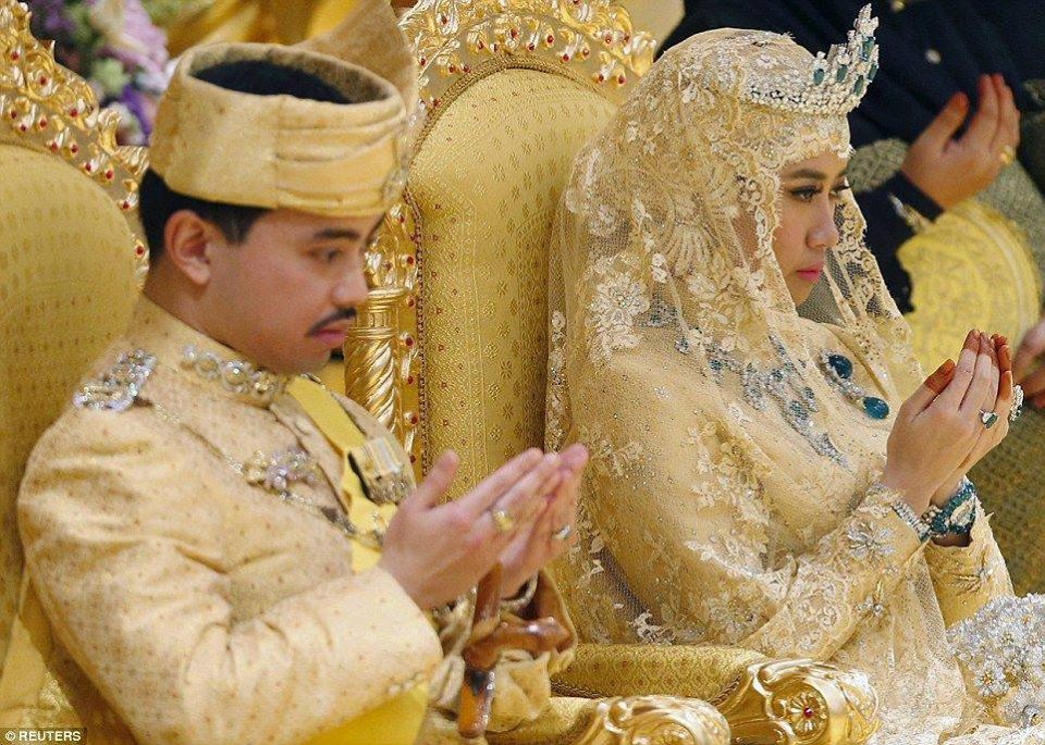 عروسان يرتدىان ملابس ذهبية ومرصعة بالألماس في زفاف الابن الأصغر لسلطان بروناي (2)