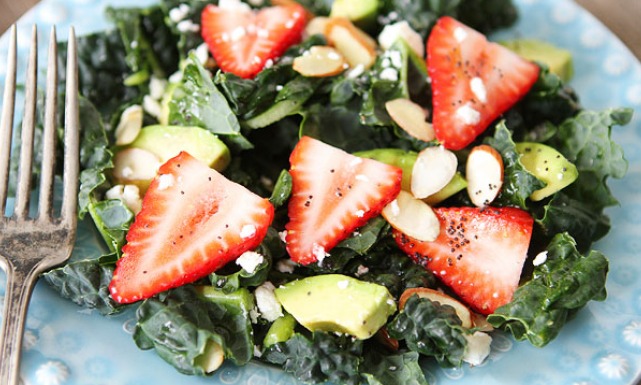 سلطة الأفوكادو بالفراولة 1 0Kale_Strawberry_Avocado_Salad_6