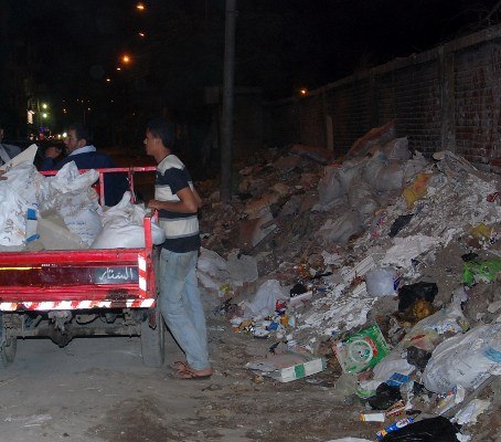 محافظ الشرقية يتفقد شوارع الزقازيق فى جولة ليلية مساء أمس 3 10985248_941612105859208_951678124854956532_n