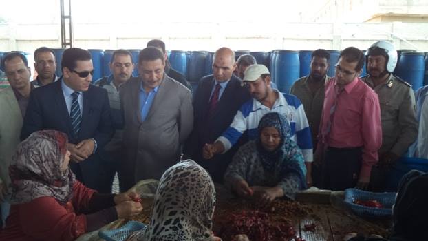 محافظ الشرقية يتحفظ على عينة من مصنع زيتون بالزقازيق لتأكد من سلامة وصحة المنتج 2 11074261_1127072400642186_8513815444730381230_n