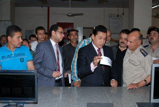 شاهد .. محافظ الشرقية : يتفقد مجمع خدمات الأحوال المدنية بالزقازيق 1 11139388_832558426831888_1103197179499298367_n