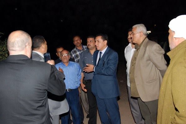 محافظ الشرقية يتفقد شوارع الزقازيق فى جولة ليلية مساء أمس 1 11193299_941611682525917_77284302653722270_n