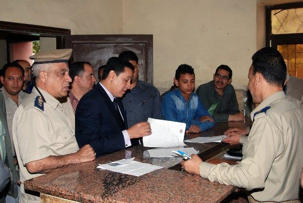 شاهد .. محافظ الشرقية : يتفقد مجمع خدمات الأحوال المدنية بالزقازيق 2 11218489_832298300191234_5530531778368818344_n