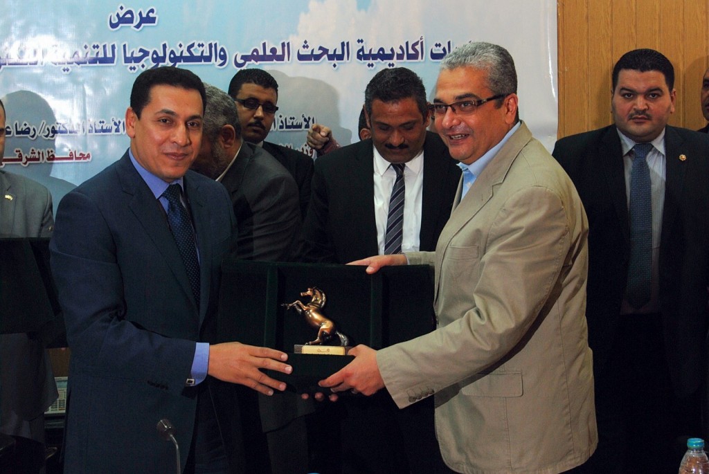 بالصور .. 4 مبادرات للتنمية التكنولوجية لحل مشاكل الفلاحين بالشرقية 3 11227105_1121784881170938_26369944_o