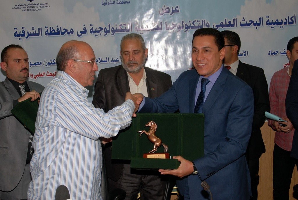 بالصور .. 4 مبادرات للتنمية التكنولوجية لحل مشاكل الفلاحين بالشرقية 4 11230085_1121784857837607_1523338792_o