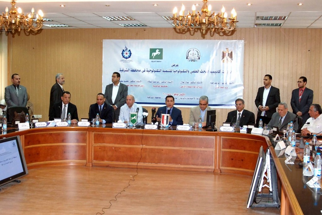 بالصور .. 4 مبادرات للتنمية التكنولوجية لحل مشاكل الفلاحين بالشرقية 1 11233381_1121784874504272_1433209454_o