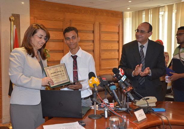 تعرف على قصة بيل جيتس الصعيد طالب الثانوي مخترع ويندوز المكفوفين.. والتضامن تكرمه 1 2015_5_28_14_16_19_233