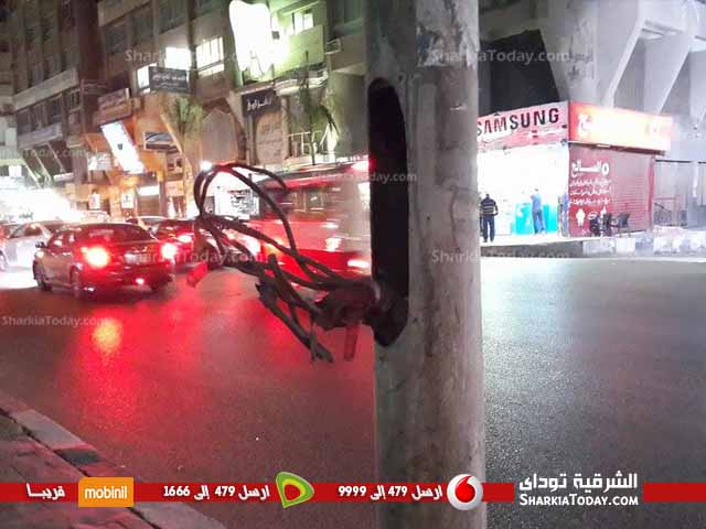 شاهد .. خروج أسلاك الكهرباء من الأعمدة بشارع سعد زغلول بالزقازيق 1 2