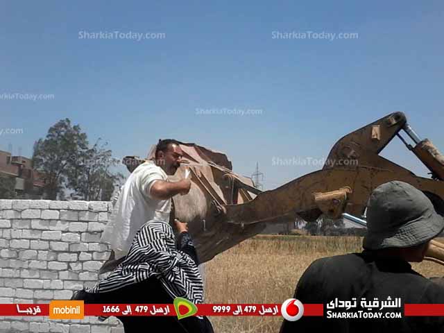شاهد .. حملة لإزالة التعديات على الأراضى الزراعية بديرب نجم 6 2