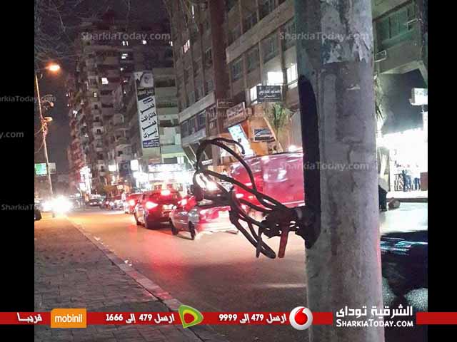 شاهد .. خروج أسلاك الكهرباء من الأعمدة بشارع سعد زغلول بالزقازيق 2 3