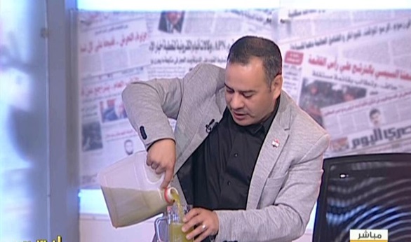 بالفيديو | «جابر القرموطي» يتناول عصير القصب على الهواء 1 5
