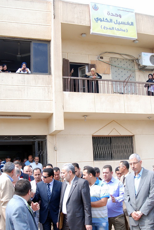 محافظ الشرقية يتفقد وحدة الغسيل الكلوي بقرية طحا بمركز ديرب نجم 2 unnamed (10)