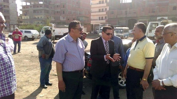 شاهد | محافظ الشرقية يتفقد مواقف السيارات بمدينة الزقازيق 1 المحافظ والمواقف