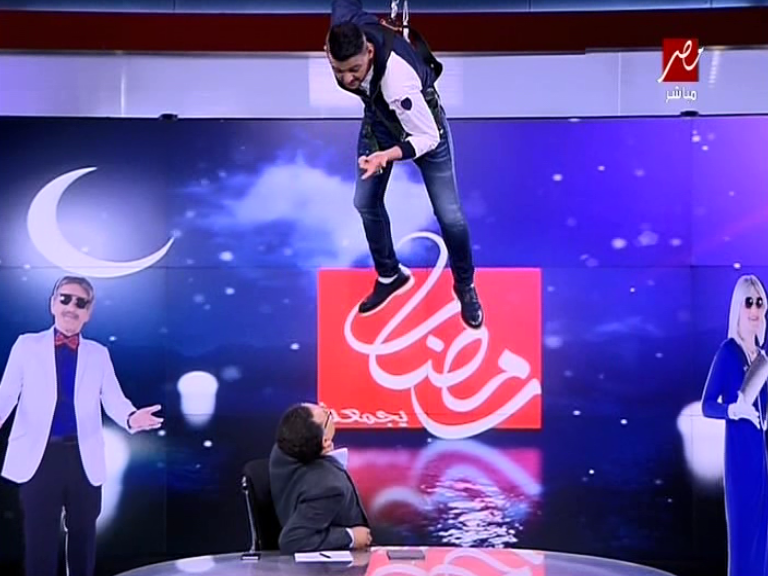 رامز جلال يفاجىء شريف عامر بنزوله من أعلى الاستوديو يحدث في مصر 1 رامز جلال