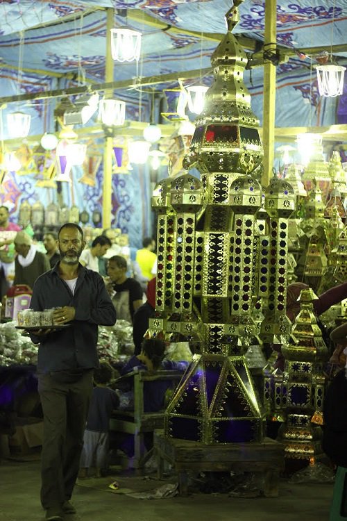 أكبر فانوس فى مصر 1 أكبر فانوس فى السيدة زينب بـ4000 جنيه.
