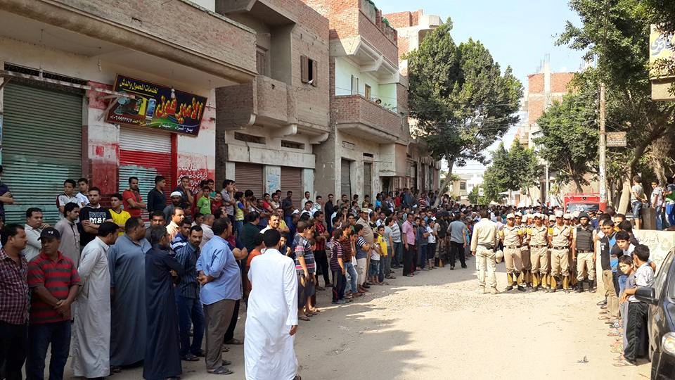 شاهد | تشييع جثمان ضابط الأمن الوطنى فى جنازة عسكرية بقرية طوخ فى أبوكبير 1 10006990_1463351553957471_8691463477058459521_n