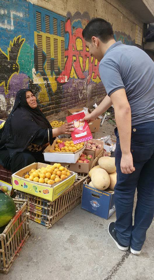 متفائلون يوزعون الهدايا علي «الناس المنسية» بشوارع الزقازيق 6 10171233_924204534292003_6500706292652487138_n