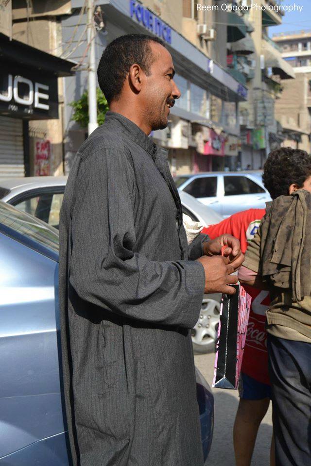 متفائلون يوزعون الهدايا علي «الناس المنسية» بشوارع الزقازيق 7 10351755_924192484293208_1026649965730790450_n