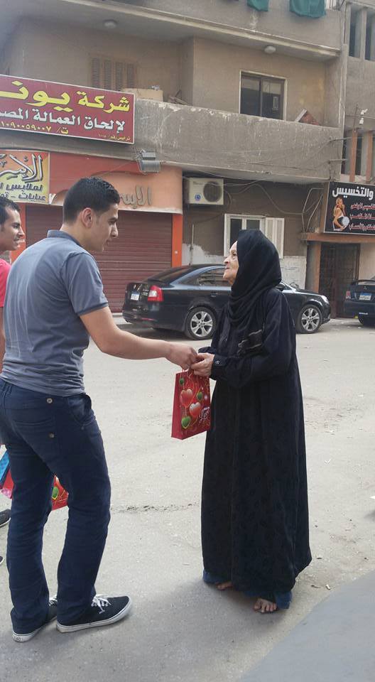 متفائلون يوزعون الهدايا علي «الناس المنسية» بشوارع الزقازيق 12 10411743_924207230958400_714682602645568787_n