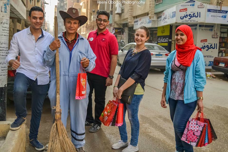 متفائلون يوزعون الهدايا علي «الناس المنسية» بشوارع الزقازيق 16 10934085_924194434293013_3786333733463847523_n