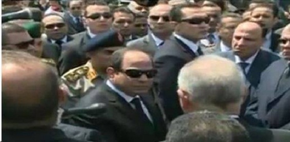 السيسى فى جنازة النائب العام : نواجه حربا ضخمة وعدوا خسيسا 1 11168911_10153449762928817_5809521057390011780_n