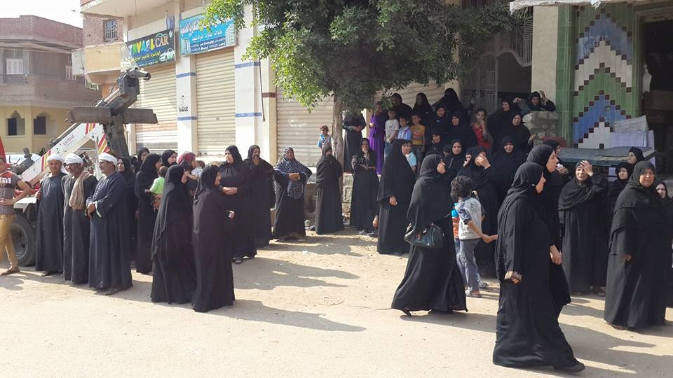 شاهد | تشييع جثمان ضابط الأمن الوطنى فى جنازة عسكرية بقرية طوخ فى أبوكبير 2 11391767_1463351573957469_8249383764241489839_n