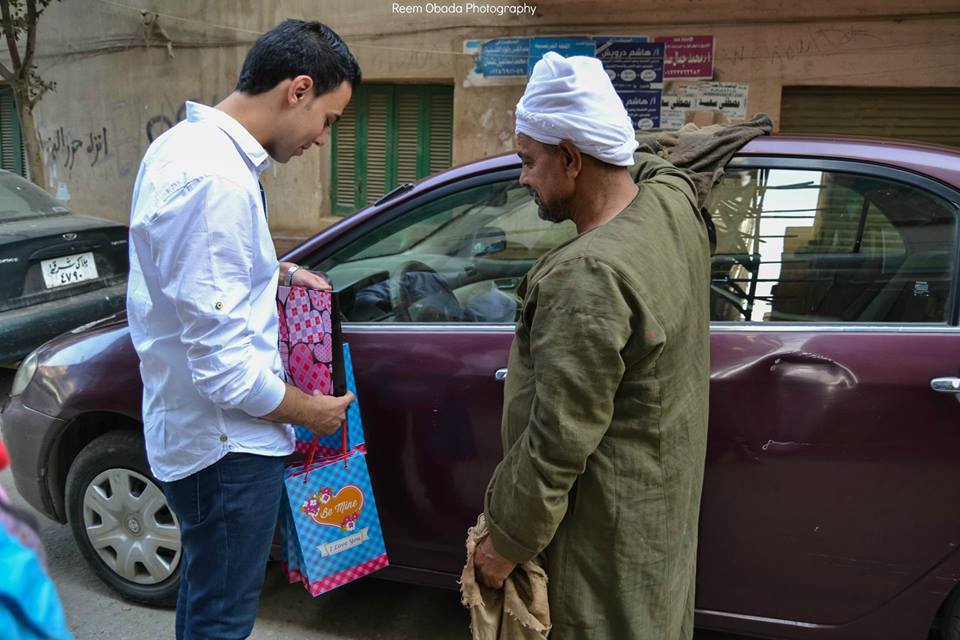 متفائلون يوزعون الهدايا علي «الناس المنسية» بشوارع الزقازيق 13 11426508_924193170959806_6499894855323961505_n