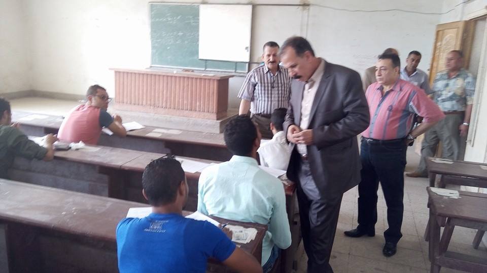 شاهد .. نائب رئيس جامعة الزقازيق يتفقد أعمال الامتحانات بكلية التكنولوجيا والتنمية 3 1