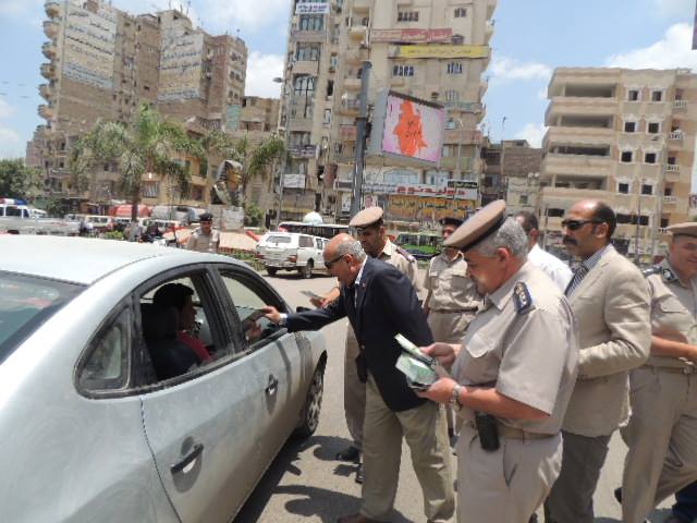 بالصور .. مدير امن الشرقية يوزع الإمساكيات الرمضانية على المواطنين بالزقازيق 8 1511273_715611281899563_2498772411049208413_n