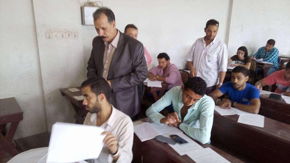 شاهد .. نائب رئيس جامعة الزقازيق يتفقد أعمال الامتحانات بكلية التكنولوجيا والتنمية 2 3