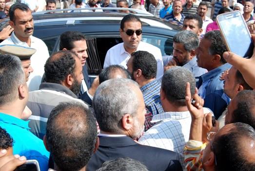 شاهد .. محافظ الشرقية يتفقد أعمال الإنتهاء من تجهيز مجمع المواقف الجديد بالأحرار بالزقازيق 4 a1