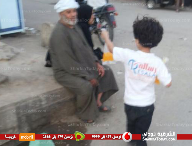 بالصور | شباب رسالة في أبوكبير يشاركون فى حملة «افطار صائم» على الطريق السريع 3 طفل يشارك فى فاعلية أفطار صائم بمركز أبو كبير