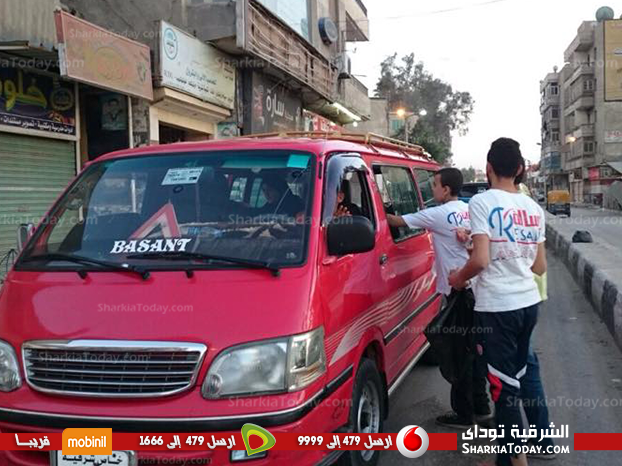 بالصور | شباب رسالة في أبوكبير يشاركون فى حملة «افطار صائم» على الطريق السريع 1 اعضاء جمعية رساله فى افطار صائم بأبو كبير