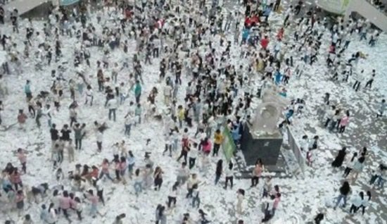 طلاب الثانوية في الصين يودعون العام الدراسي بتمزيق الكتب 2 طلاب الصين يمزقون الكتب