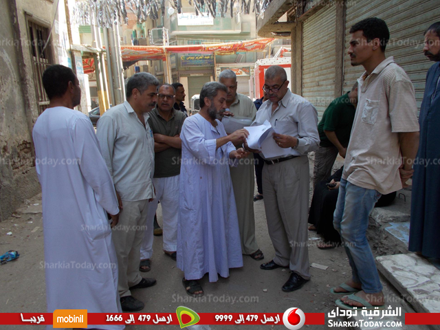 شاهد .. رئيس حى أول الزقازيق يتفقد منزل ايل للسقوط بشارع فاروق 2 منزل 2