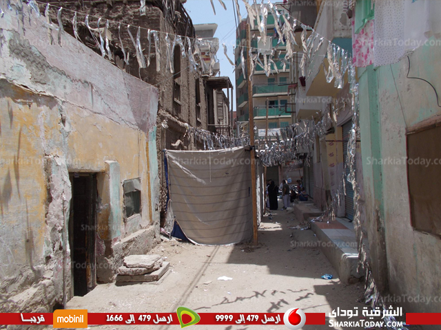 شاهد .. رئيس حى أول الزقازيق يتفقد منزل ايل للسقوط بشارع فاروق 1 منزل