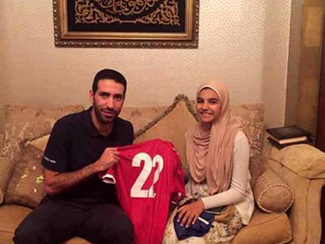 «أبو تريكة» ينشر صورة تكريمه للفائزة الأولى بمسابقته الرمضانية 1 يؤءي