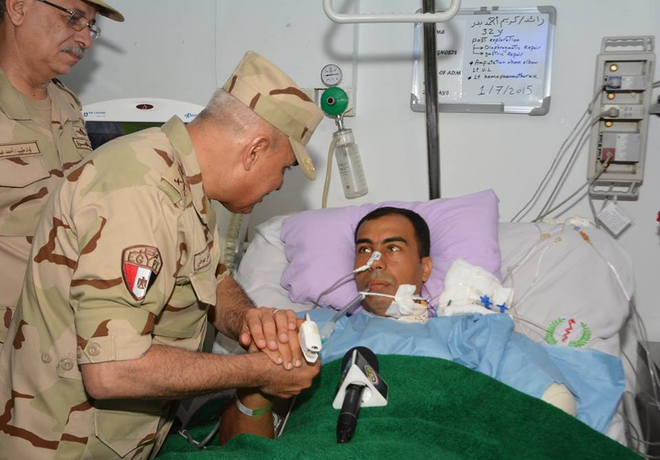 حكاية ضابط فقد يده لإنقاذ زملائه ودعمهم 1 الرائد كريم بدر
