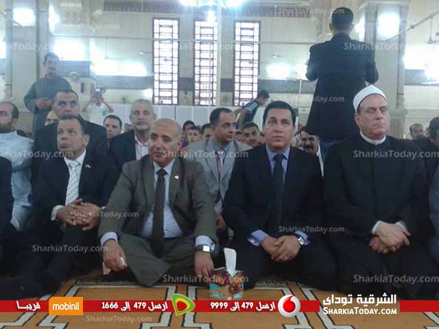 شاهد .. محافظ الشرقية يؤدى صلاة العيد بمسجد الفتح بالزقازيق 1 1