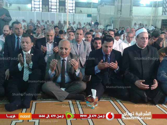 شاهد .. محافظ الشرقية يؤدى صلاة العيد بمسجد الفتح بالزقازيق 2 2