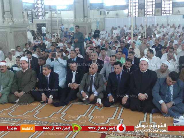 شاهد .. محافظ الشرقية يؤدى صلاة العيد بمسجد الفتح بالزقازيق 3 3