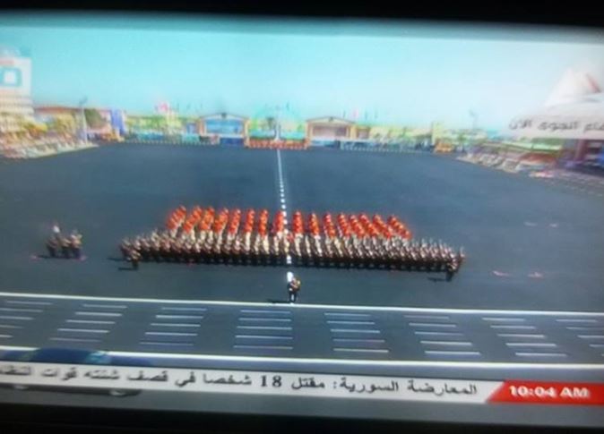 السيسى يكرم أوائل كليتى الدفاع الجوى والبحرية ويمنحهم الأنواط العسكرية 1 350468_0