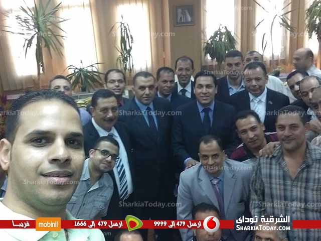 محافظ الشرقية يلتقط "السيلفى" مع العاملين بديوان المحافظة فى أول ايام العيد 1 40